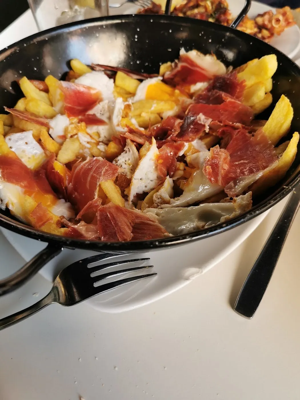 Huevos rotos con jamón
